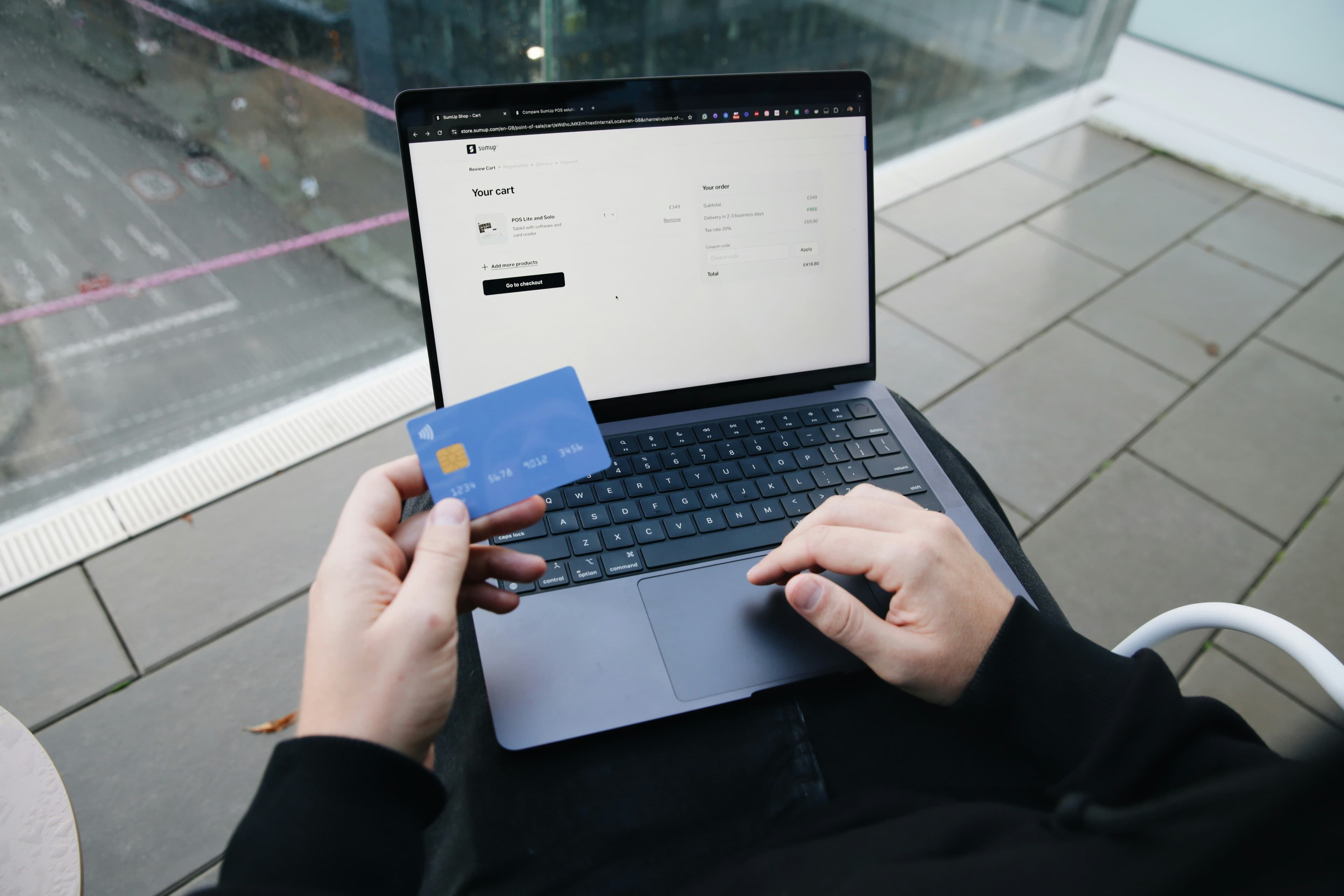 Paiement par carte bancaire sur un ordinateur portable